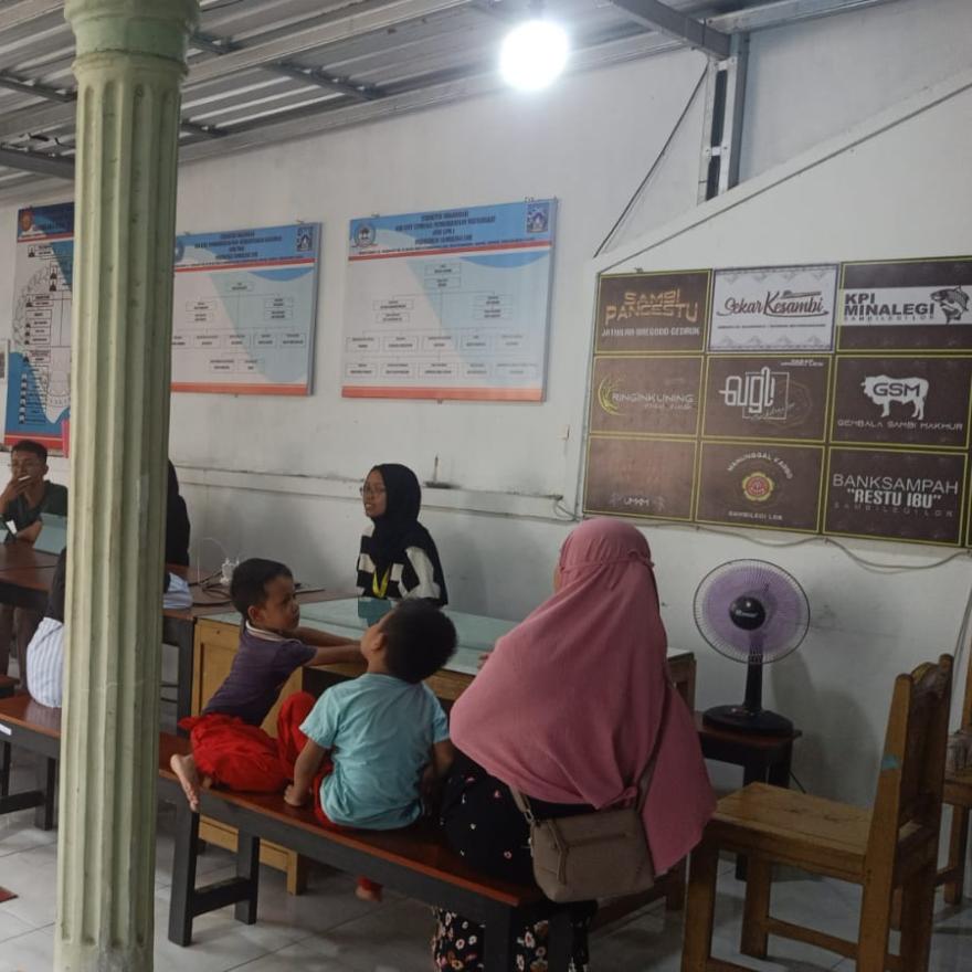 ANAK USIA BELASAN MENDAPAT PENDIDIKAN DARI MAHASISWA KKN UGM