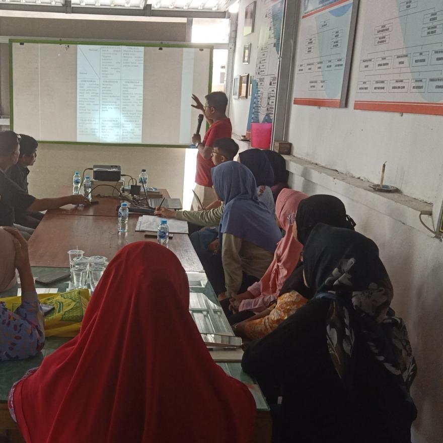MAHASISWA KKN UGM MEMBERI PELATIHAN MEDIA SOSIAL KE PENGURUS SUBLPM PADUKUHAN