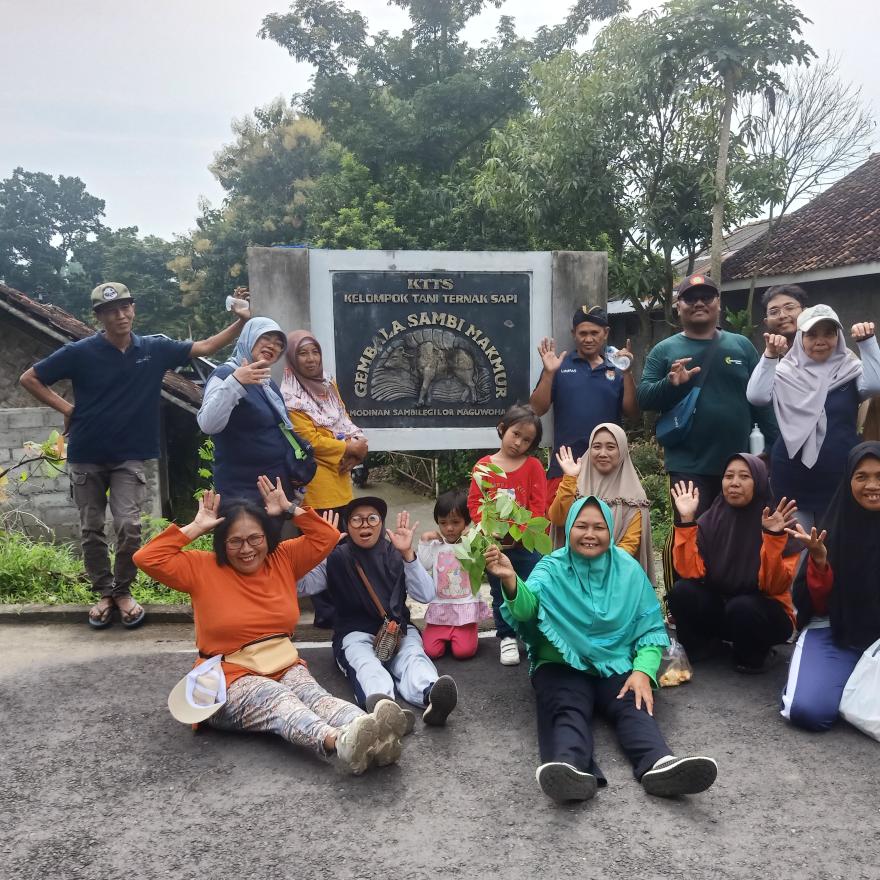 WARGA DAN MAHASISWA KKN PPM UGM MELAKUKAN UJI COBA TRACKING WISATA