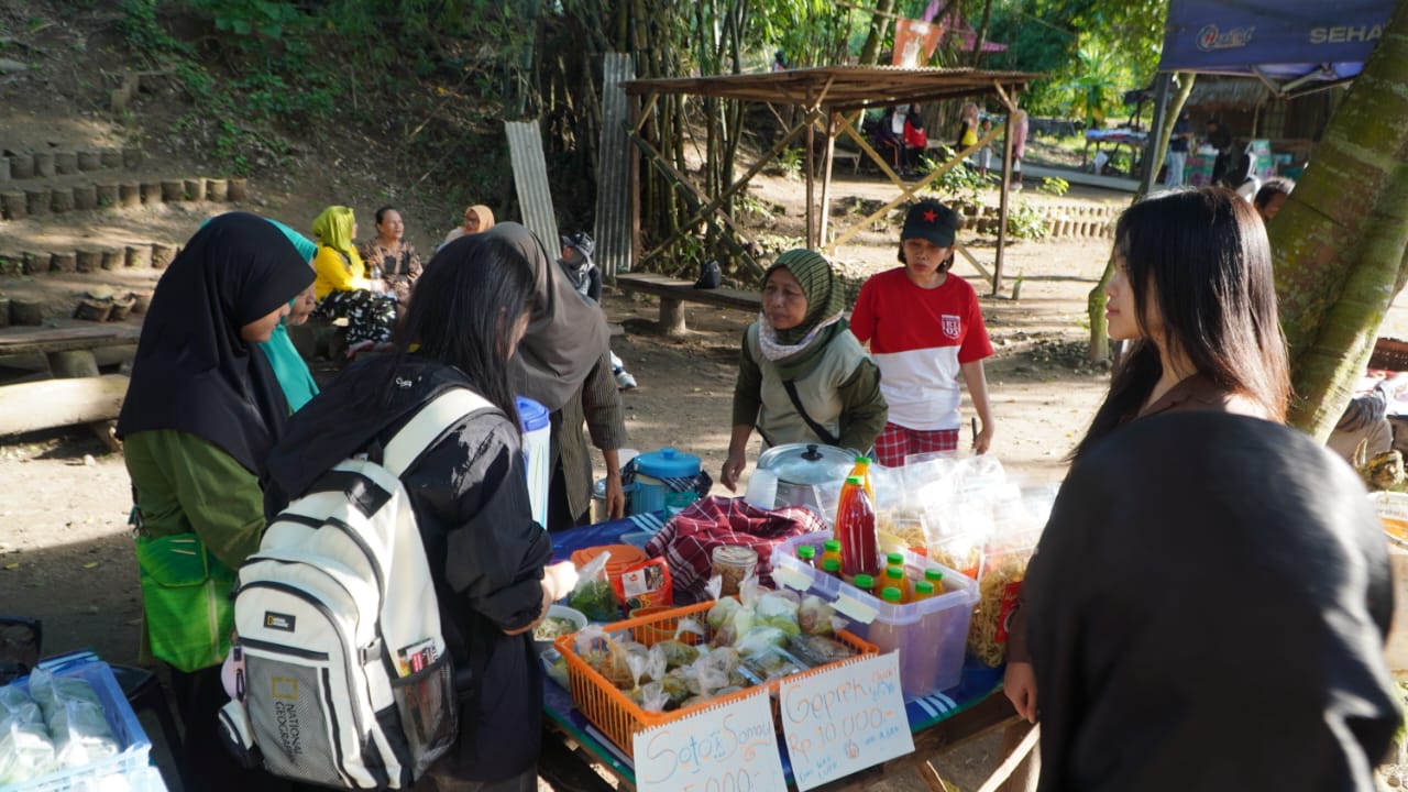 WARGA SAMBILEGI LOR TUMPAH RUAH PADA ACARA SELAPANAN PASAR GUGLI DI RINGIN KUNING MODINAN