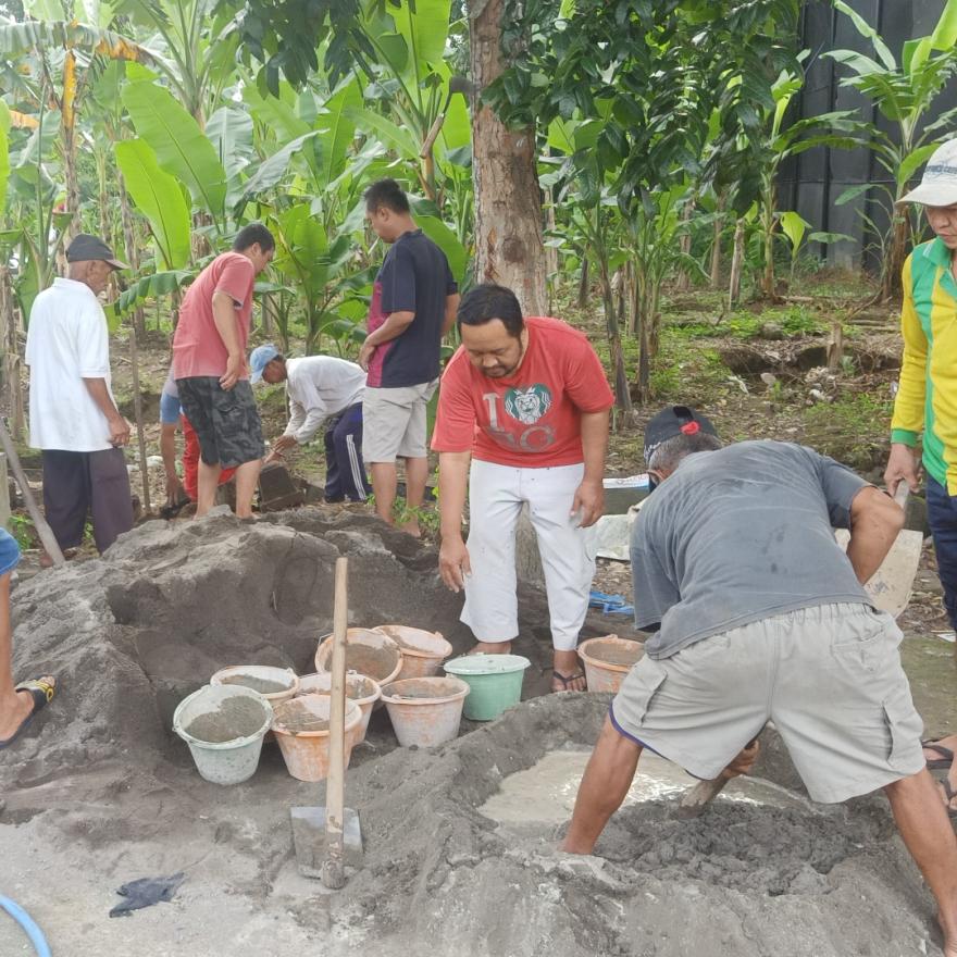 AHLI WARIS MAKAM MELAKUKAN KERJA BAKTI BERSIH MAKAM MODINAN  MENJELANG TRADISI NYADRANAN
